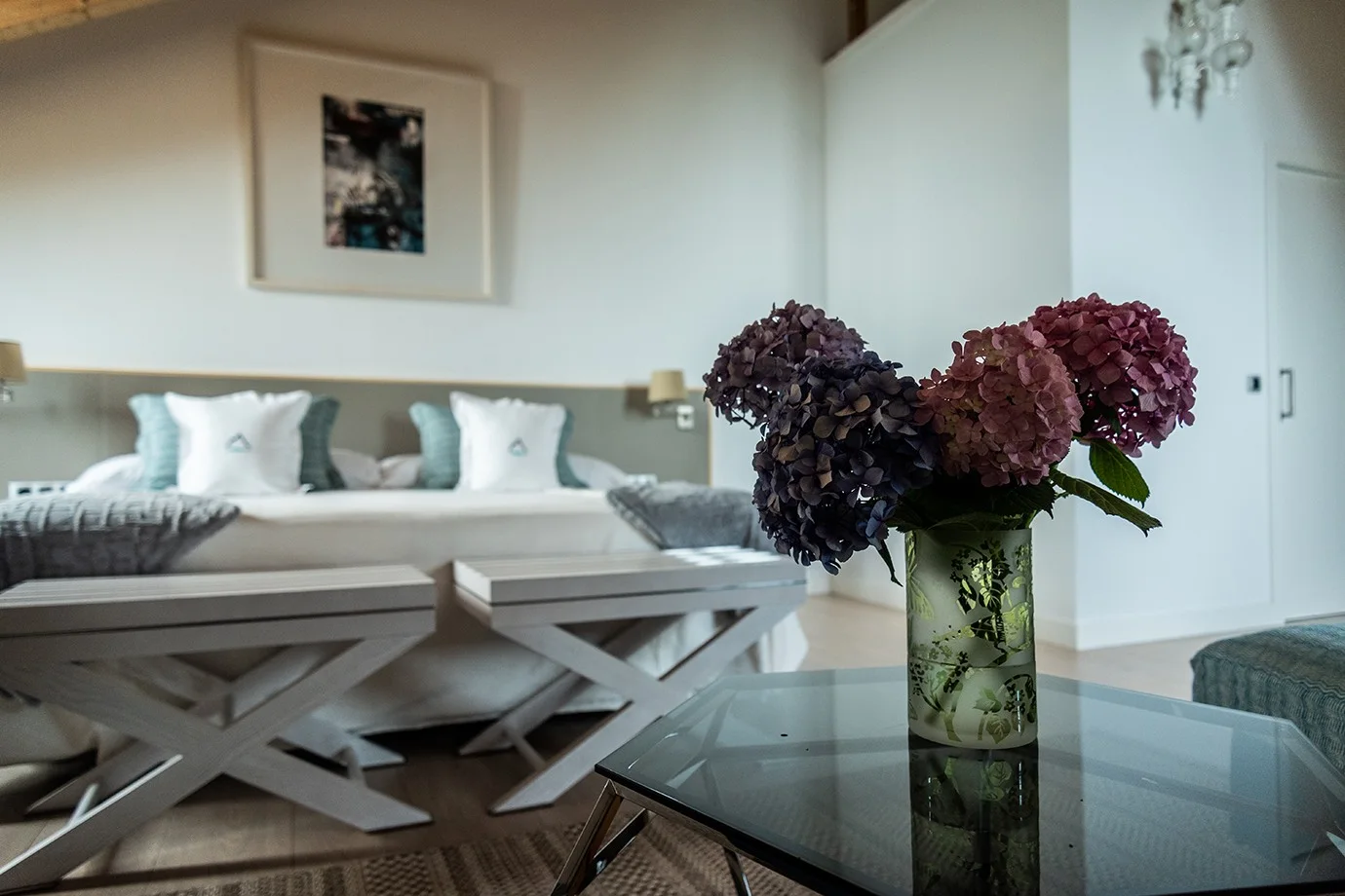 Abuhardillada superior con techo de madera y flores