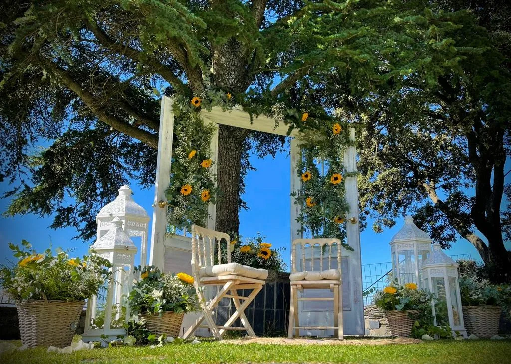 Arco decorado para una boda en el jardín