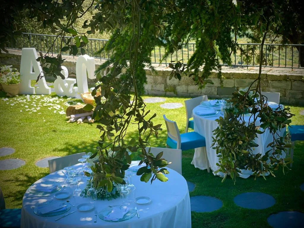 Mesa redonda montada en el jardín