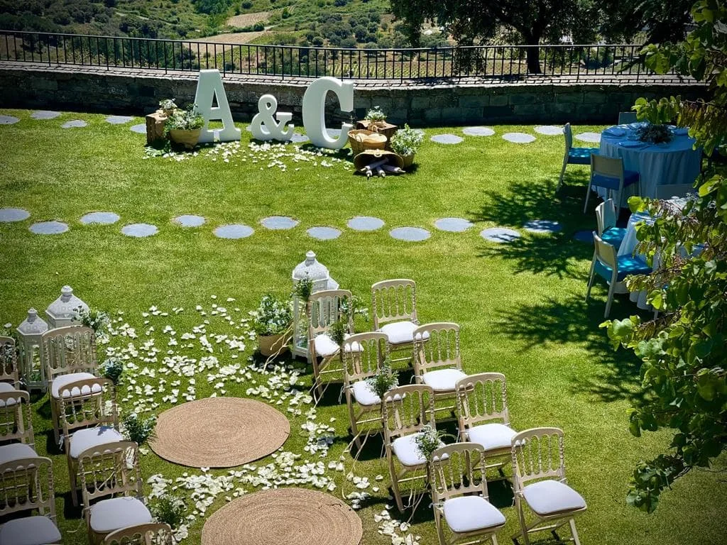 Sillas preparadas para una ceremonia en el césped