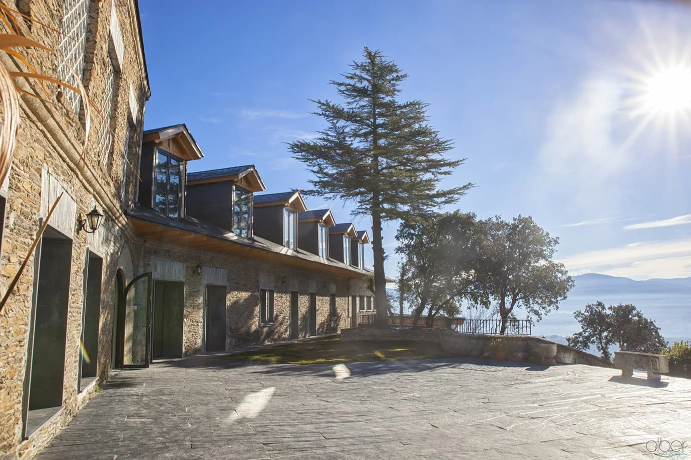 Fachada de piedra y pizarra del hotel