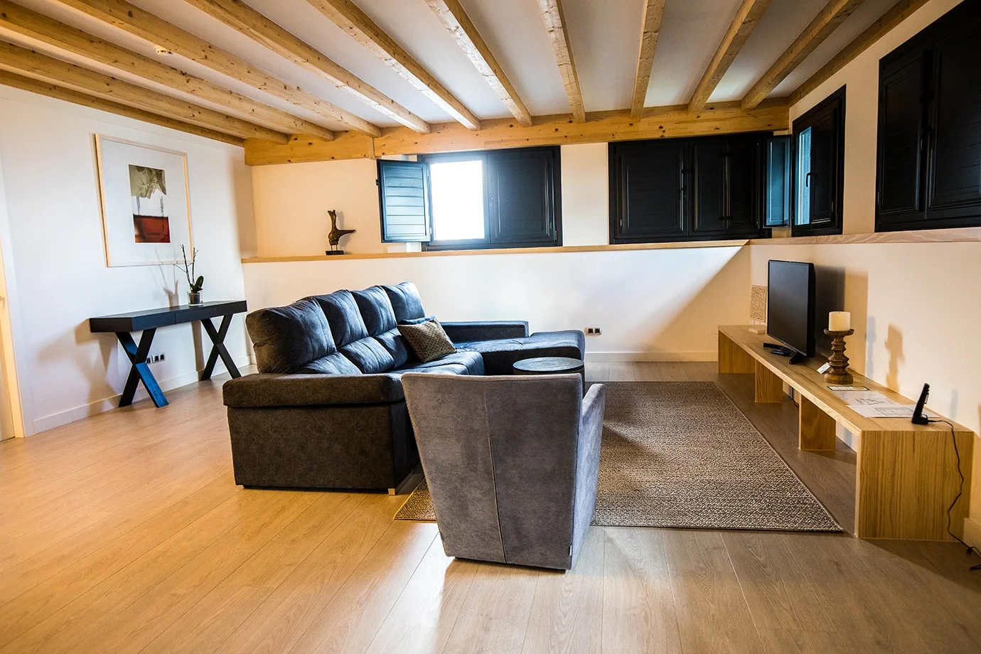 Salón de la suite familiar con sofá y cocina