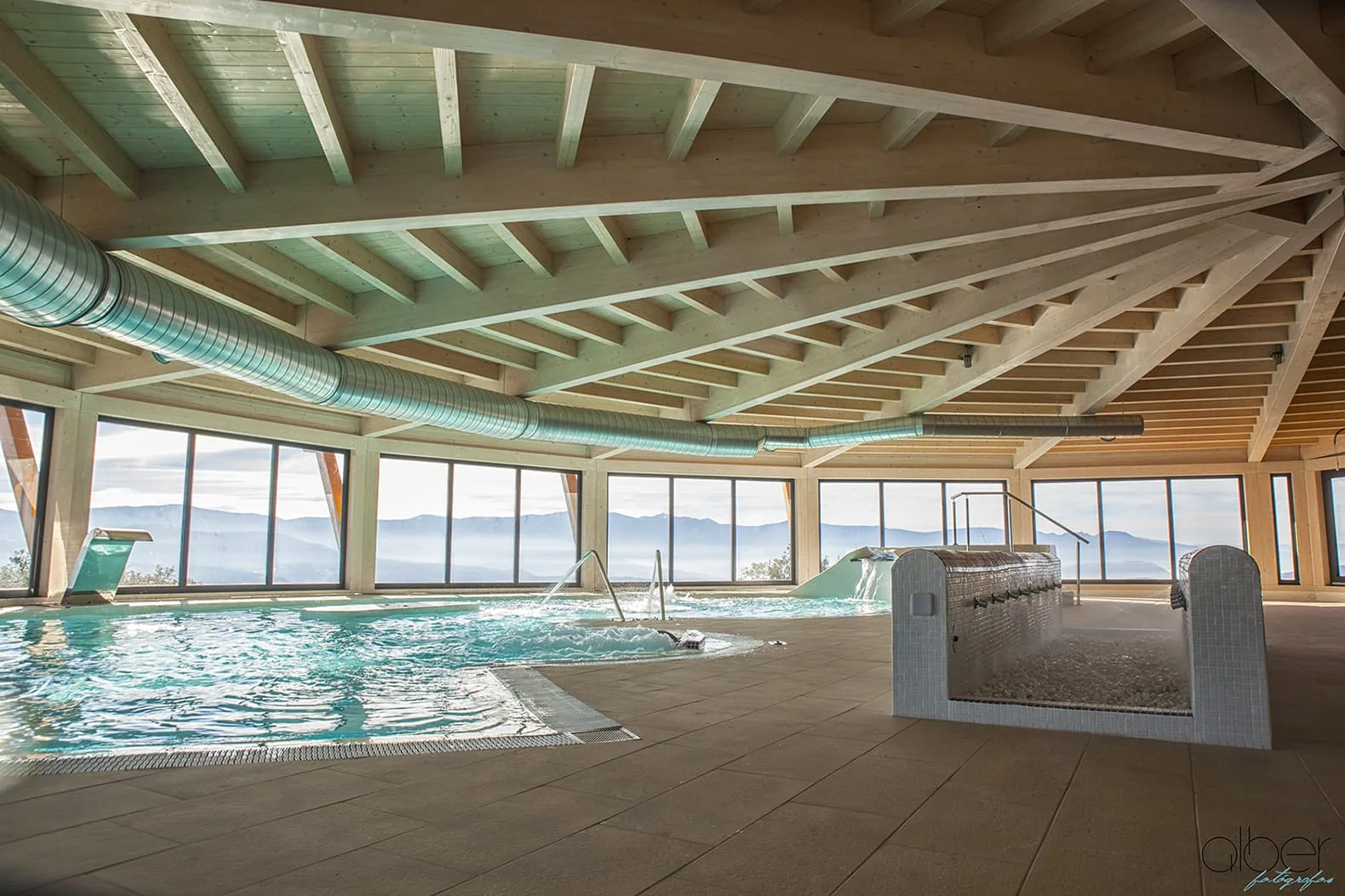 Zona de aguas del spa con ventanales