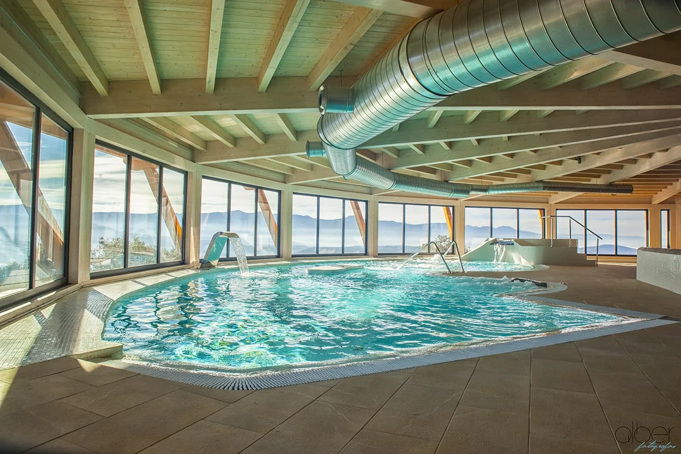 Piscina del spa bajo el techo de madera