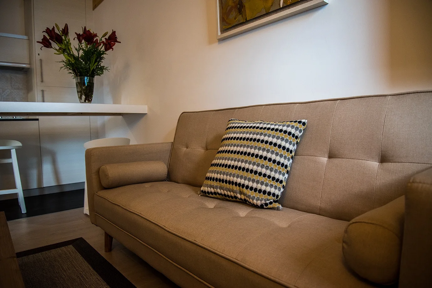 Sofá del salón de la suite