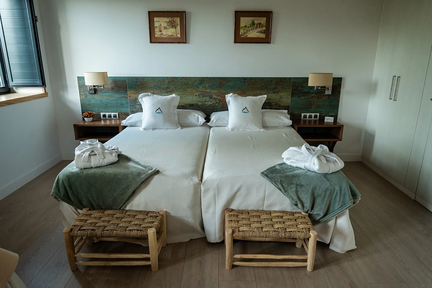 Suite con dos camas y cabecero verde